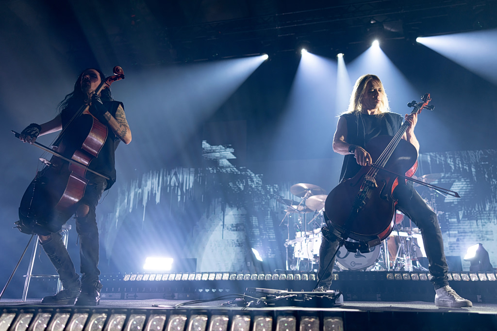 When Heavy Metal Meets Seismology